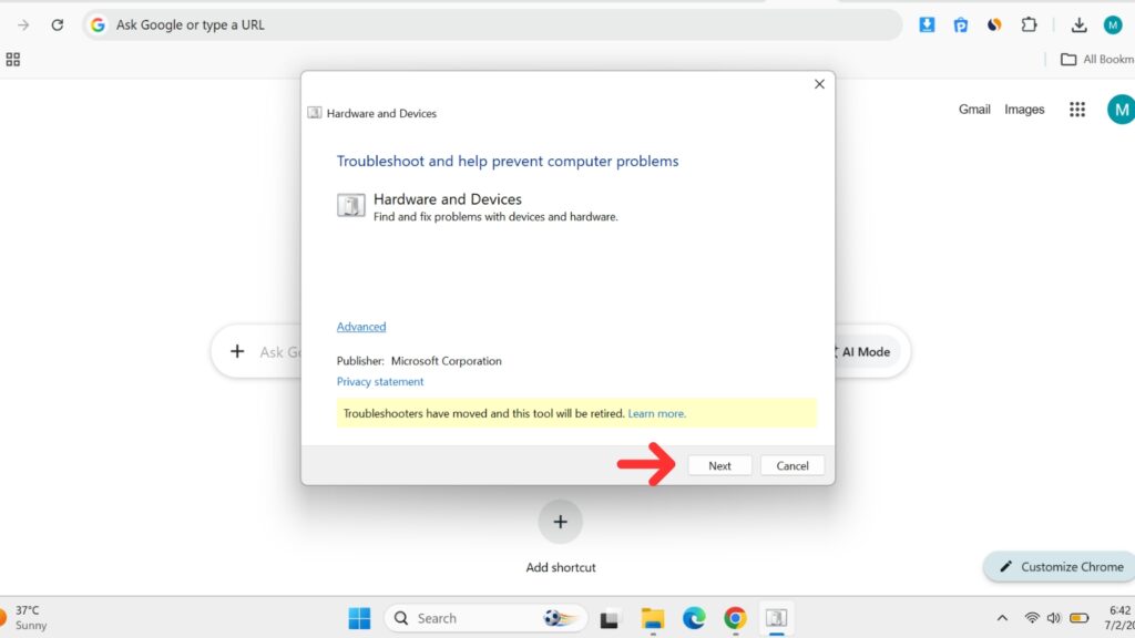 Windows Hardware and Devices troubleshooter window with a red arrow pointing to the Next button.